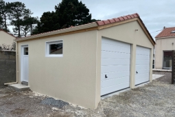 Garage double en béton enduit